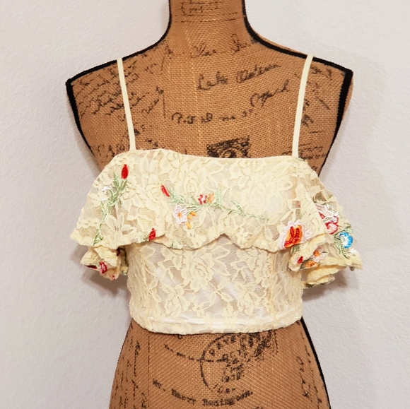 Boutique Tops - Ellie White creamy lace floral embroidered crop top ruffled  XS Med